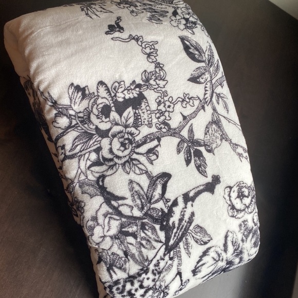 Victoria's Secret Bedding Nwt Victoria Secret Cozy Plush Throw